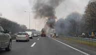 Gori automobil na autoputu u smeru ka Nišu