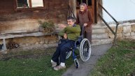 Sin Majke hrabrosti, koja ga ceo život nosi na leđima, dobio kolica