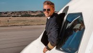 Najseksi pilot zavodi sve redom sa neba