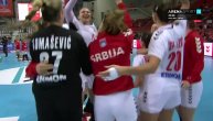 Slavlje srpskih rukometašica posle utakmice za "srčku"