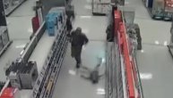 Manijak iz čista mira divljački oborio decu na pod