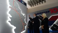 Vučić obišao izložbu o aktuelnim infastrukturnim projektima