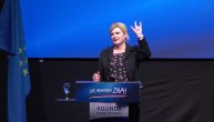 Zbog ovoga joj se svi smeju: Pogledajte kako predsednica Hrvatske pokazuje tri prsta