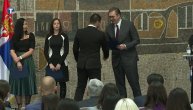 Vučić dodelio ugovore o radu najboljim mladim lekarima