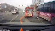 Dete ispalo iz kombija, majka se bacila za njim, a pored glava im projurio autobus