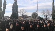 Ogradom spečili da priđu zdanju: Sveštenici pevaju ispred Skupštine Crne Gore
