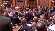 Haos na sednici Skupštine Srbije: Snimak Obradovića koji upada u salu, pa nasrće na Martinovića