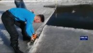 Neobični prizori u Sjenici: Takmičari rukama razgrtali led da bi plivali za krst, pa pobedila žena