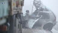 Teška saobraćajna nesreća kod Kraljeva: Automobil potpuno smrskan, dve osobe mrtve