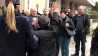 Crnogorska policija hapsi majku poslanika opozicije- okupljeni joj ljube ruke