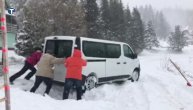 Ovako se izvlači kombi iz nanosa snega