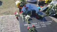 Na grobu Nebojše Glogovca je ostavljena i korpa sa belim ružama i kratkom, ali snažnom porukom