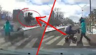 UZNEMIRUJUĆI VIDEO: Dok je majka prelazila ulicu pijani vozač joj odneo kolica sa bebom