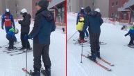 Šta nije uredu na ovom snimku? Majstor je malo naopako prikopčao skije