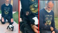 Mario u svom dvorištu ima pravi zoo vrt, a ovo majmunče mu se najviše obraduje