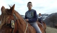 Dečak i devojčica sa Golije znaju sve seoske poslove, pomažu starijima i ne beže od štale