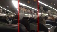 Upali u avion obučeni u zaštitna odela pa putnicima mere temperaturu