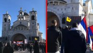 Počela Sveta litrugija u Podgorici: Vernici se u velikom broju okupili ispred crkve