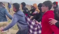 Nemiri na granici Turske i Grčke: Suzavcem na migrante, azilanti iznose povređene u ćebadima