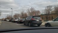 Stotine automobila u koloni u Denveru čiji vozači čekaju testiranje na korona virus