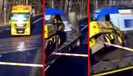 Šta ovo bi!? Voz u punoj brzini odneo kamion sa prikolicom i bager na njoj