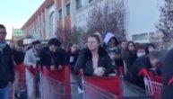 Ozbiljne gužve ispred supermarketa, Parižani mirno čekaju svoj red
