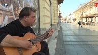 "Hodam sad kao zombi": odjekuje pesma uličnog svirača po polupraznom Beogradu