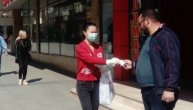 Vranje: Kineska robna kuća poklanja maske prolaznicima