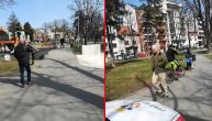 Parkovi i dalje puni: Komunalna policija morala da tera građane kućama preko megafona