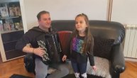 Najveselija kuća u doba korone: Darija (6) peva dok tata svira harmoniku