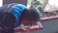 Šta nije u redu sa ljudima? Dostavljač pljuje u paket, kamera sve uhvatila