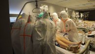 Potresni snimak iz bolnice u Španiji: Oboleli nepokretno leže, doktori ne znaju gde će pre