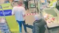 Bakica šutnula bahatog čoveka u prodavnici jer nije držao odstojanje, on se obrušio na nju