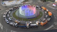 Veličanstven prizor na Slaviji: Radnici komunalnih preduzeća stoje oko fontane, aplaudiraju lekarima