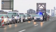 Počeo policijski čas, a Gazela puna automobila