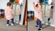 Devojčica zaigrala ispred ogledala potpuno zbunjena svojim odrazom