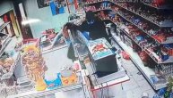 Lopov sa zaštitnom maskom svom snagom nasrnuo na kasirku, a onda je hrabra žena uzvratila udarac!!
