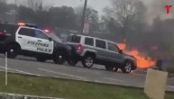 Auto buktinja je plamteo ispred brze hrane: Policajac ludim potezom sprečio da sve odleti u vazduh