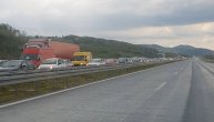 Kuda je krenuo ovaj svet?! Kilometarske kolone na auto-putu Miloš Veliki
