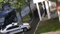 Mladić pucao sa terase, interventna policija upala u stan i uhapsila ga