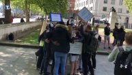 Hapšenje zbog grupnog zagrljaja ispred sedišta policije u Londonu