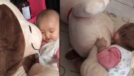 Čista ljubav! Šestomesečna beba najviše uživa sa svojom plišanom igračkom