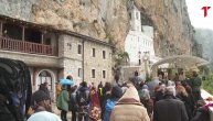 Veliki broj vernika na Ostrogu, nose se maske, a distanca se poštuje tu i tamo
