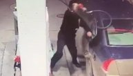 Urnebesno! Stariji gospodin napao benzinsku pumpu, udarao je pesnicama i šutirao, pa otišao poražen