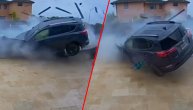 Kakvo uništenje! Džip uleteo u dvorište, prošao kroz bazen i završio u paralelnoj ulici