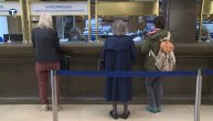 Počela isplata 100 evra penzionerima, najstariji poranili na šaltere