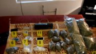 Policija upala u dva stana i pronašla drogu i municiju, uhapšeni mladići