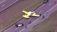 Veština pilota spasila živote: Avion sleteo na autoput