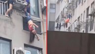 Žena ispala kroz prozor stana a onda su hrabre komšije skočile da joj pomognu