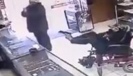 Gledajte i verujte: Čovek bez ruku u invalidskim kolicima pokušao pljačku držeći pištolj stopalima